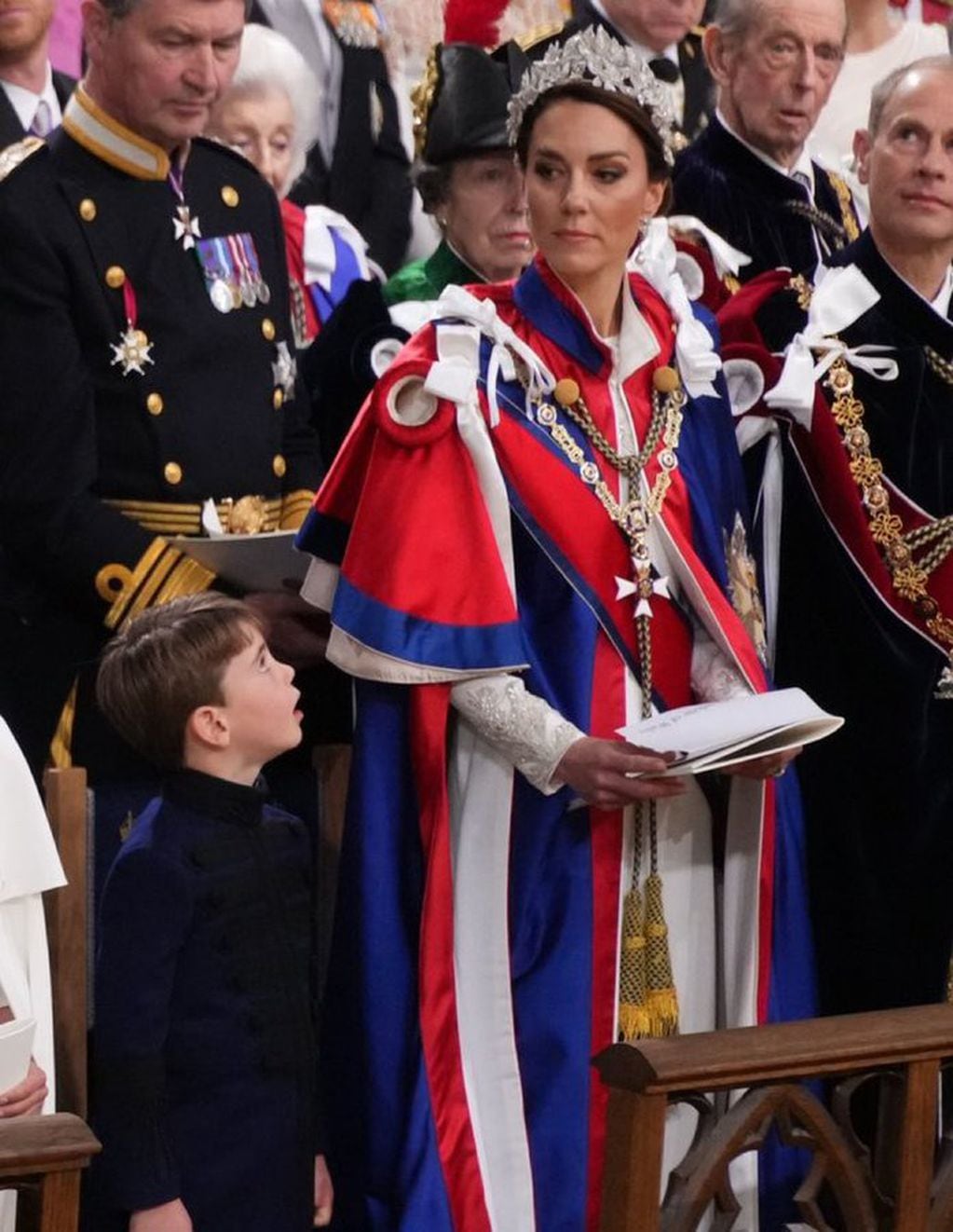 La princesa Kate, junto a su hijo Luis. Foto: Twitter/@CambridgeAimee