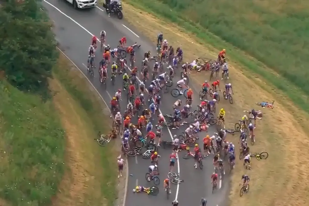 La impresionante caída masiva en el Tour de France que obligó a neutralizar la carrera y provocó varios abandonos