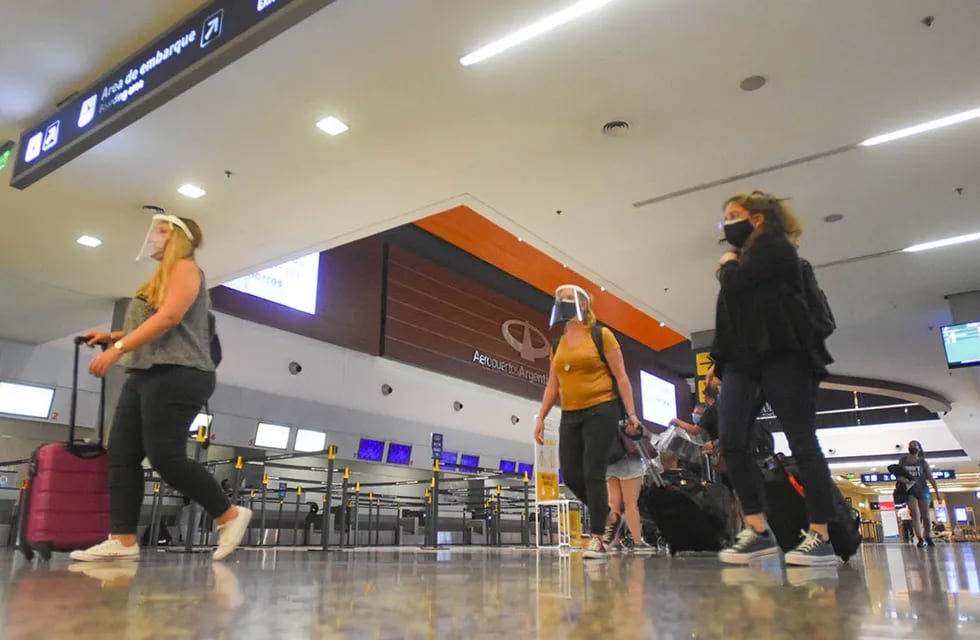 El aeropuerto de Mendoza no puede recibir turistas provenientes de Chile.