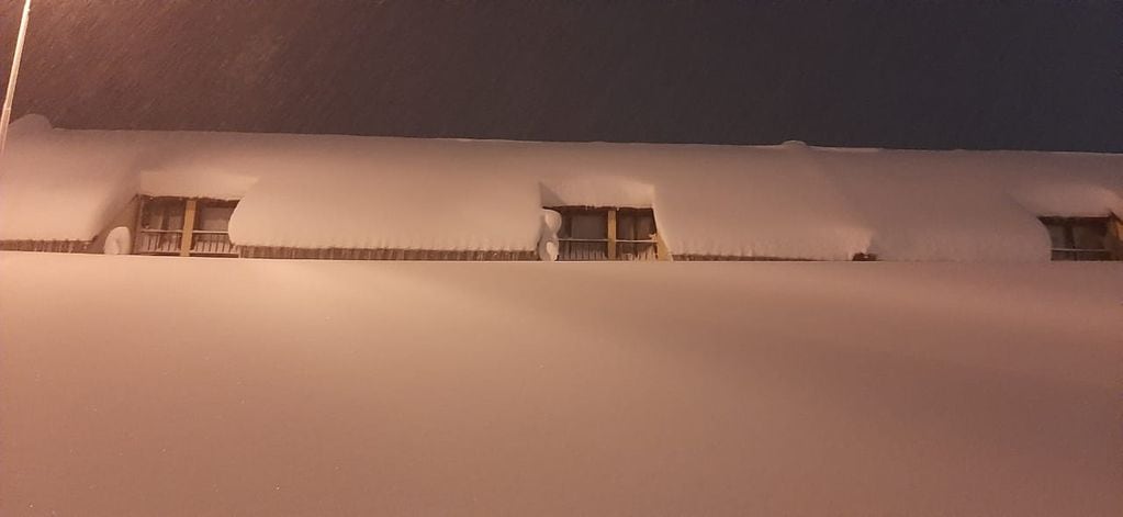 Habitantes de Las Leñas amanecieron con la sorpresiva nevada que casi alcanzó los dos metros de nieve en el llano del complejo. 