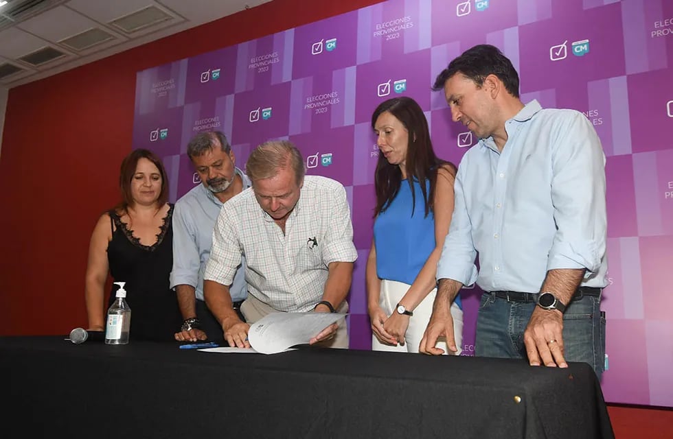 En el comité provincia de la Unión Cívica Radical de Mendoza se realizó la firma del Frente Cambia Mendoza. Foto: José Gutierrez / Los Andes