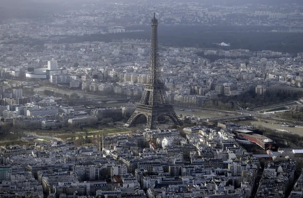 Crónicas de Di Benedetto: la torre Eiffel, una alegoría visionaria del siglo que vendría