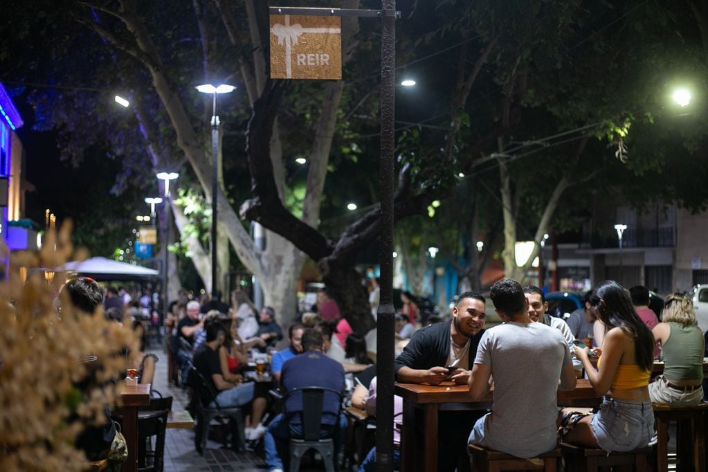 Arístides es la calle donde se concentran la mayor cantidad de bares y restaurantes. Tiene un gran movimiento nocturno. (Gentileza: Ciudad de Mendoza)