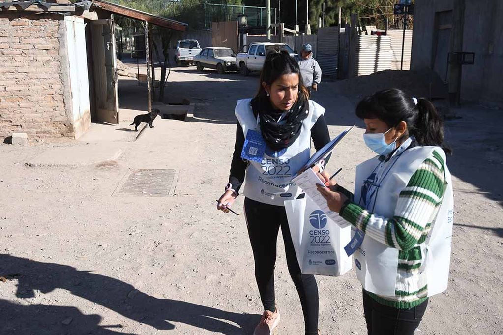 En el barrio Flores de Ciudad, a primeras horas de la tarde las censistas Abril  y Mabel visitan las viviendas para realizar el censo. Foto:José Gutierrez / Los Andes 