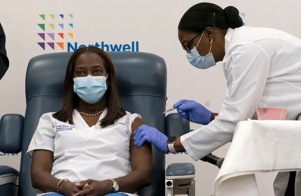 Una enfermera de Nueva York fue la primera persona en vacunarse en EE.UU. contra el coronavirus