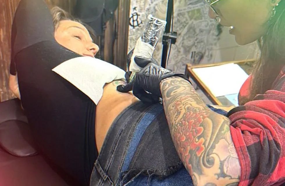 Malena Galmarini se tatuó por primera vez en “resistencia” al gobierno de Javier Milei. Foto: Instagram.