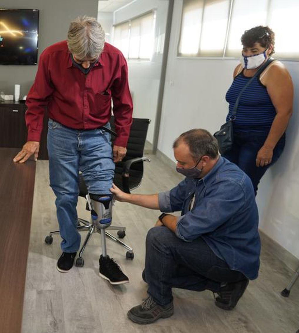 Juan Cuello recibió una pierna realizada en la planta de Junín. 
