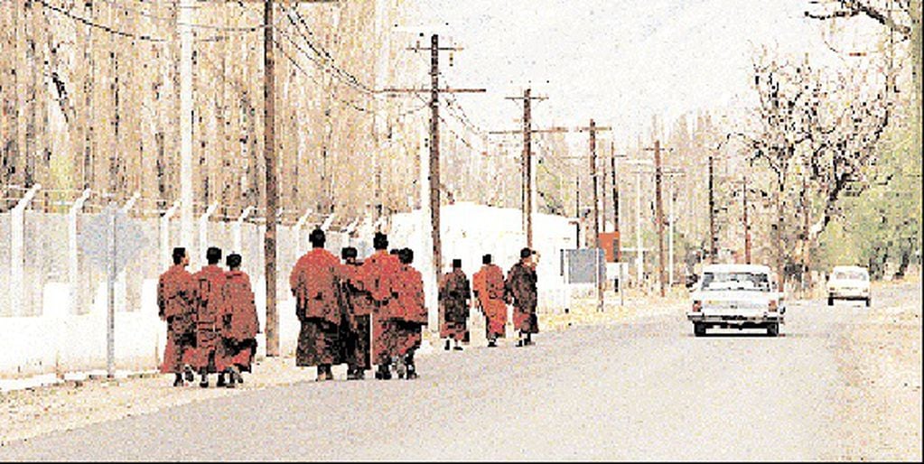 Una de las usuales imágenes que se vieron durante el rodaje en Uspallata: monjes tibetanos caminando por las calles. 