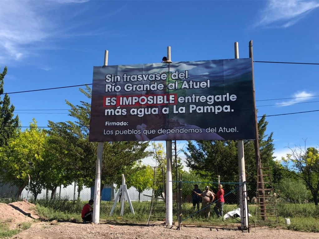 La guerra por el agua no tiene fin, en Alvear instalaron un cartel gigante pidiendo por la construcción del trasvase del río Grande al Atuel.