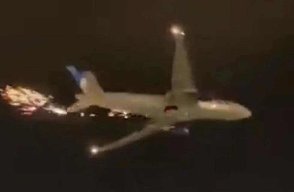 Un avión sufrió un desperfecto técnico en pleno vuelo. / Foto: captura de video