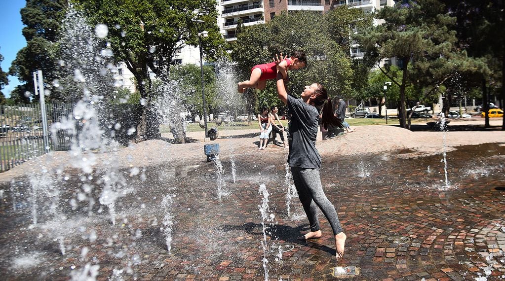 Jornada de mucho calor en Córdoba capital. Foto: Pedro Castillo / La Voz