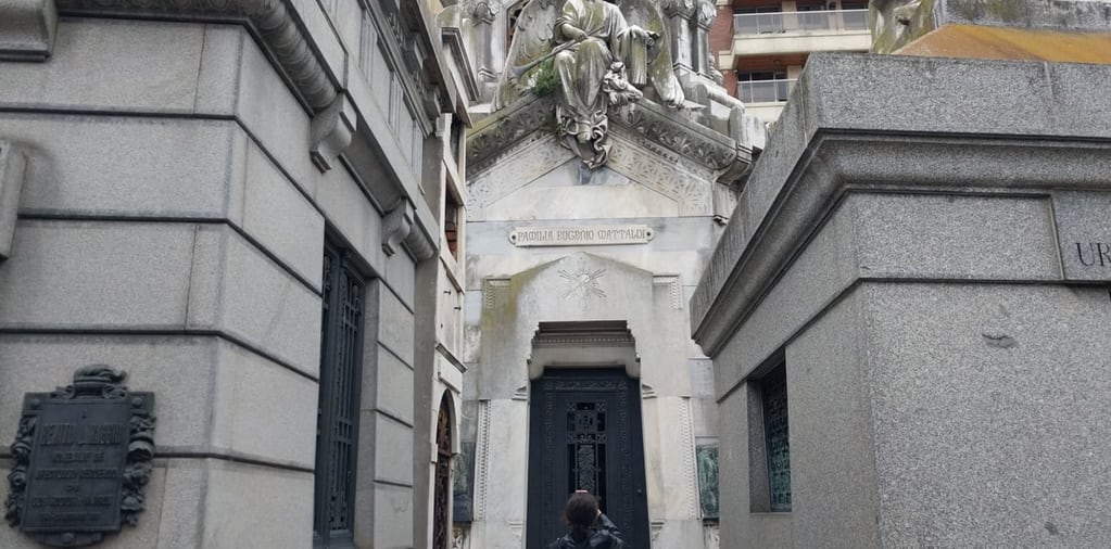 El mausoleo de la familia Mattaldi es de los grandes en superficie en el Cementerio de la Recoleta. Tiene una antigüedad superior a los 100 años. Foto: Clarín