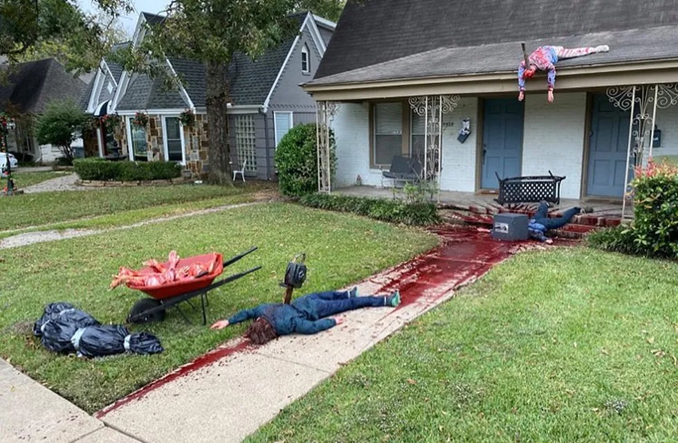 Un artista decoró su casa como una escena de masacre por Halloween. Foto Dallas Observer.