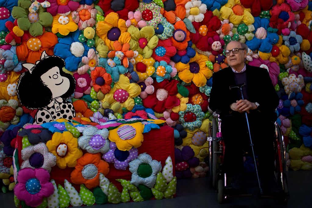 En esta foto del 15 de septiembre de 2014, el caricaturista argentino Joaquín Salvador Lavado, "Quino", posa junto a su personaje de Mafalda en la exposición "El mundo según Mafalda", en Buenos Aires.