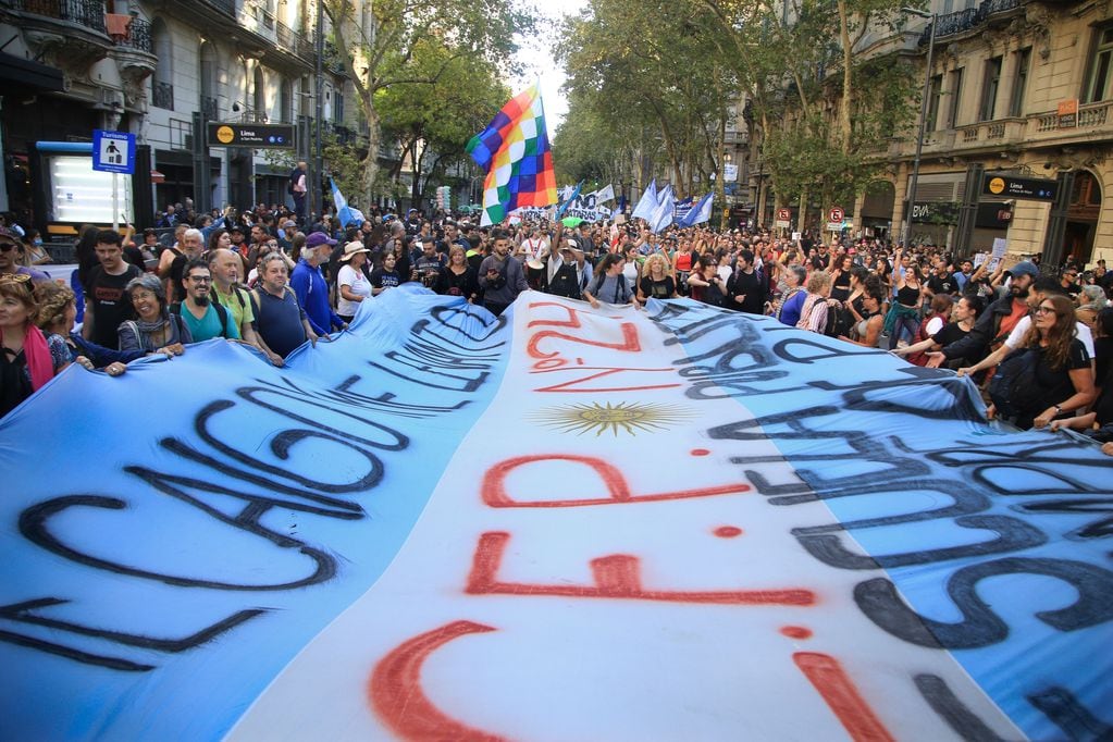 Una gran bandera argentina llevan los manifestantes de la Marcha Universitaria que avanzan por la avenida de Mayo a la plaza de Mayo. Foto: NA: MARIANO SÁNCHEZ