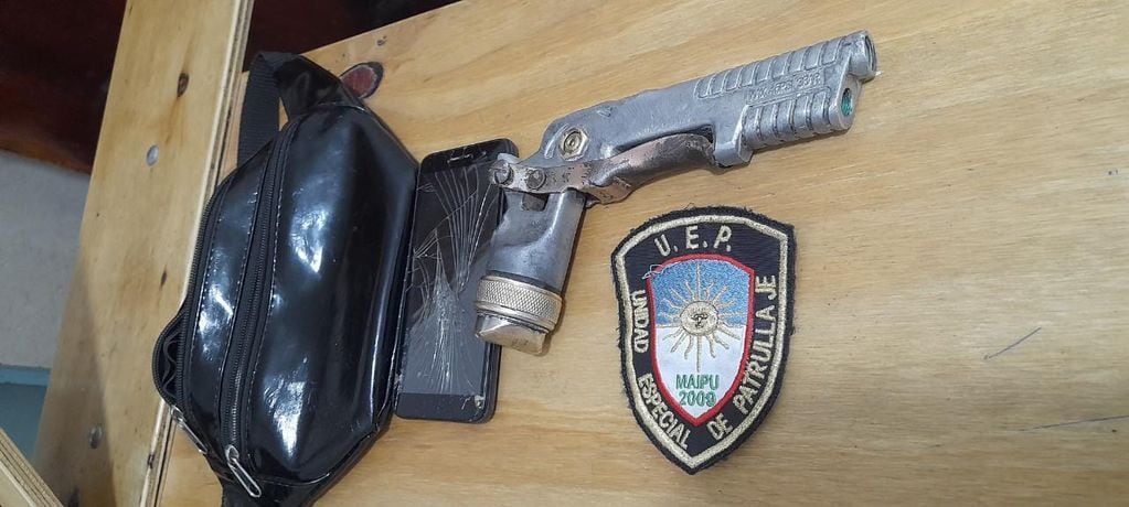 El hombre tenía en su riñera llevaba un arma "casera". Foto: Ministerio de Seguridad.