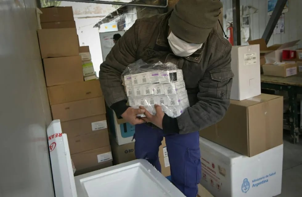 Esta mañana llegaron 49.600 componentes de la vacuna AstraZeneca a Mendoza. Foto: Orlando Pelichotti / Los Andes.