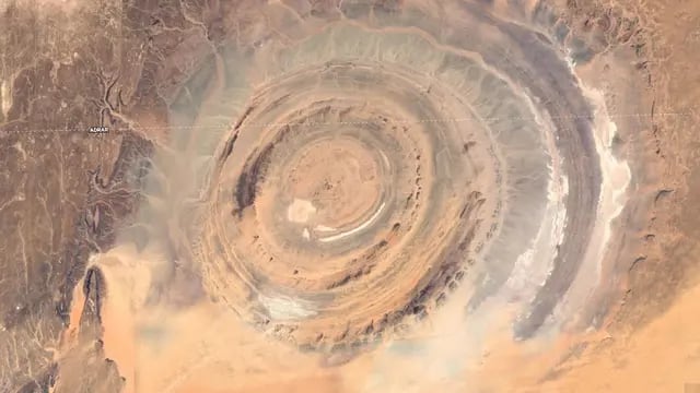 Se encuentra en Mauritania y sólo puede verse desde el espacio. Para muchos, coincide con la descripción que hizo Platón de la mítica ciudad