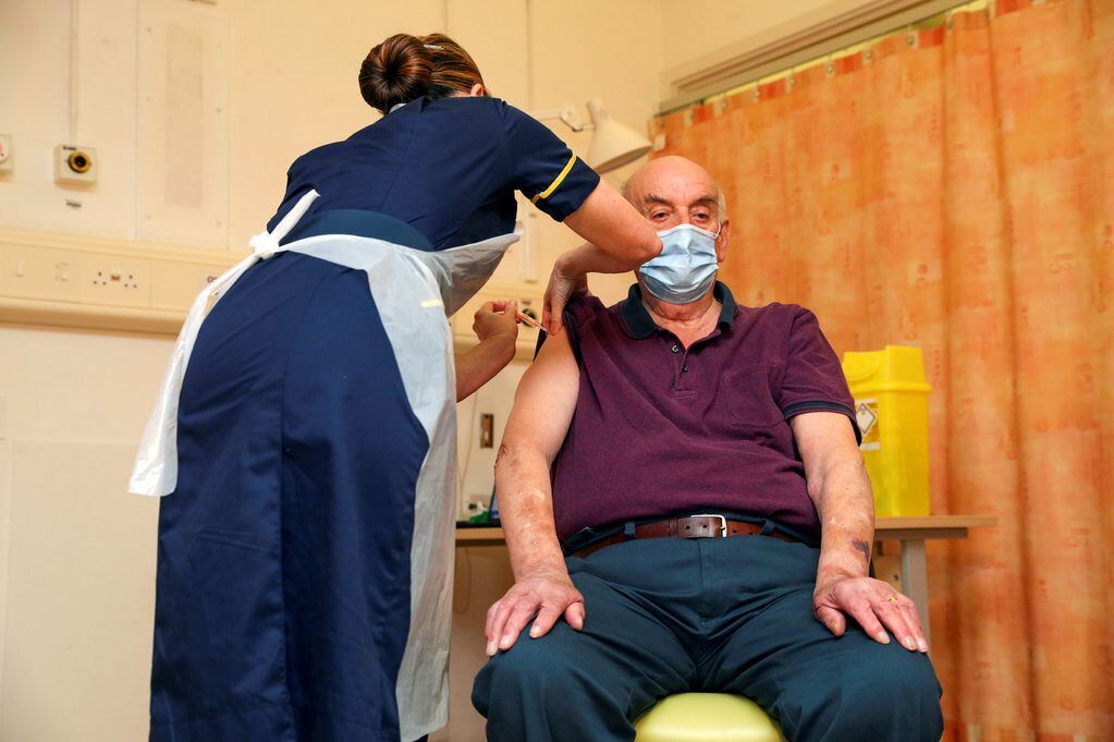 Brian Pinker, de 82 años, recibe la vacuna COVID-19 de Oxford / AstraZeneca en el Hospital Churchill en Oxford, Inglaterra. - 