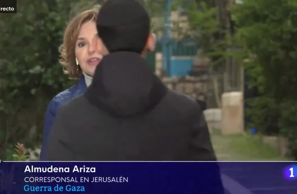 "Tenemos que cortar esta comunicación porque no nos dejan continuar", informó la corresponsal Almudena Ariza durante su breve transmisión desde Jerusalén. Foto: Captura video