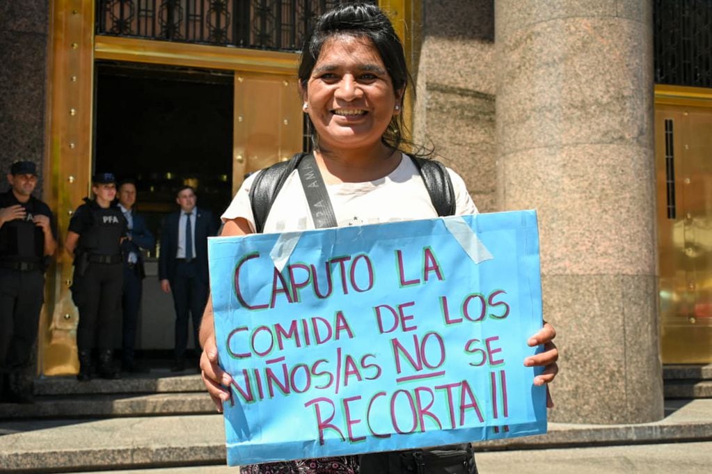 La organización social marchó al Ministerio de Economía y también en el ingreso al country donde vive Luis Caputo. Foto: Barrios de Pie.
