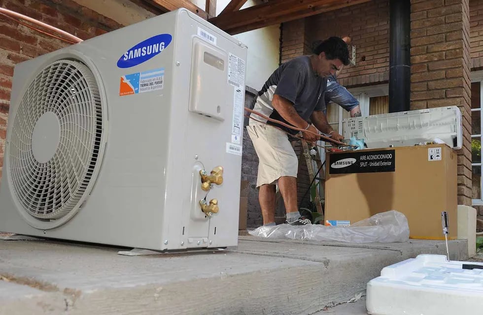 Con las olas de calor de noviembre, varios consultaron para instalar aires acondicionados. Imagen: José Gutierrez / Los Andes