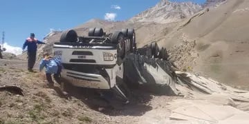 Camionero volcó en la Curva del Yeso