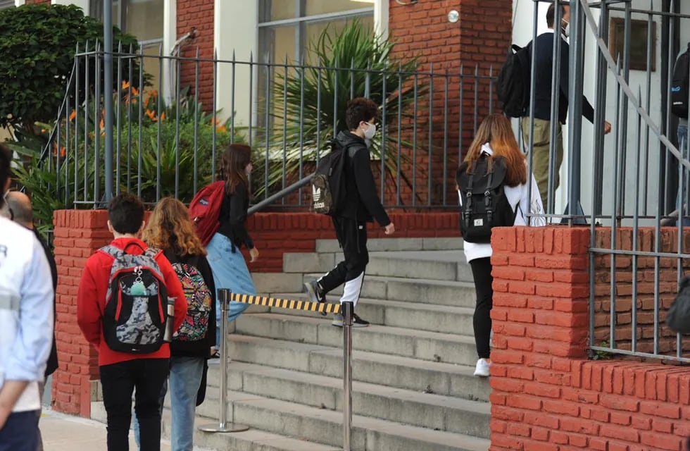 Estudiantes ingresan a la escuela ORT del barrio porteño de Núñez, luego de que la Ciudad ratificara las clases presenciales. (Federico López Claro)