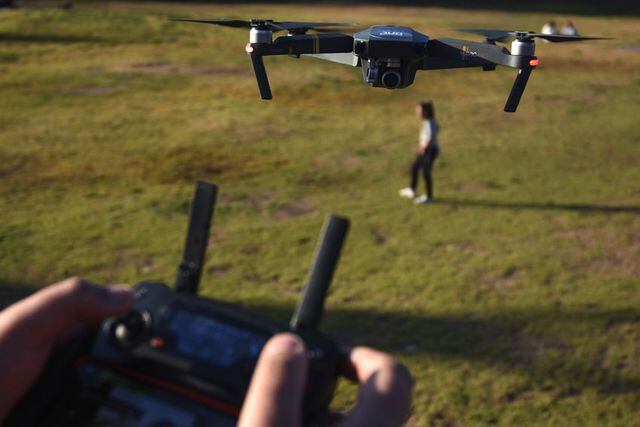 En vuelo: Alejandro Escalante, dueño de una empresa de indumentaria, usa un dron como parte de promoción de su trabajo. Gustavo Rogé / Los Andes