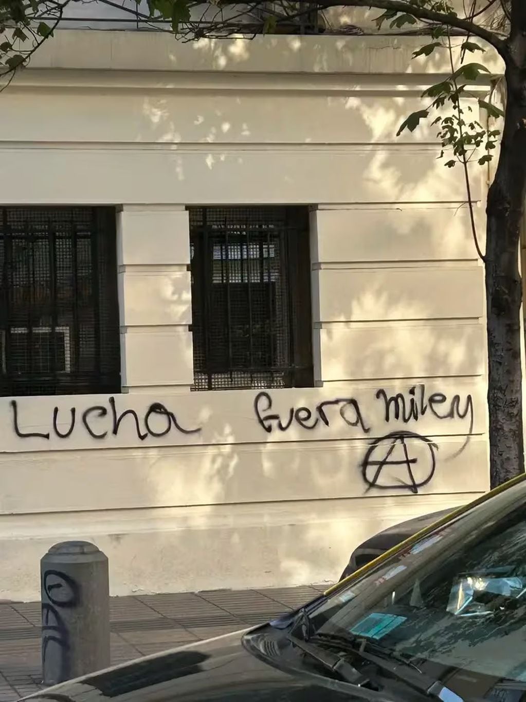 "Fuera Milei": vandalizaron la Embajada de Argentina en Chile (Gentileza)