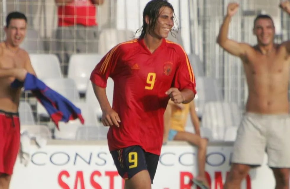 El español se destaca jugando al fútbol.