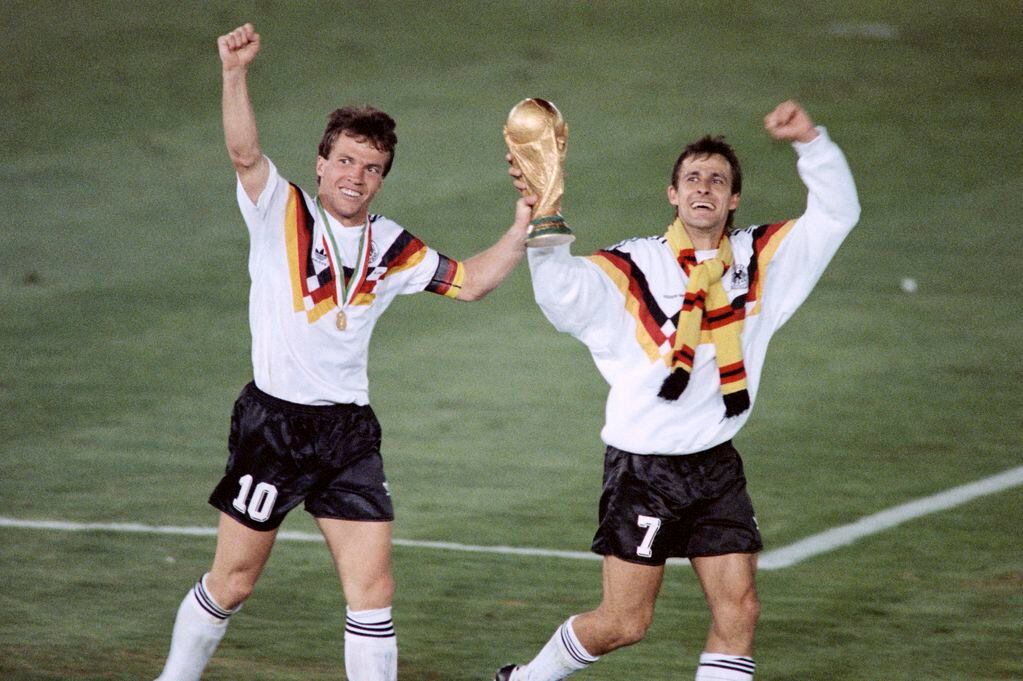 Lothar Matthaeus y Pierre Littbarski festejan con la copa del mundo.