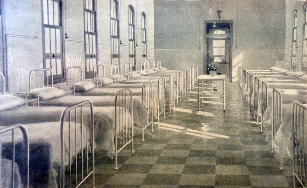 Interior de un pabellón, donde se puede apreciar la presencia de múltiples aberturas para favorecer la ventilación natural. Fuente: Suarez, 1924