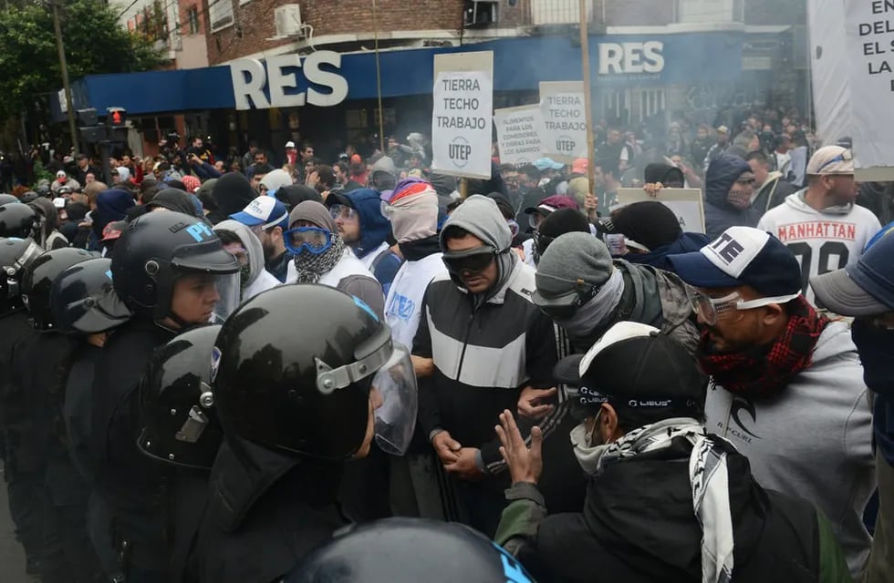 Tensión en Olivos por la marcha piquetera: policía logró dispersar a los manifestantes que se dirigían a la quinta presidencial. Foto: gentileza Clarín.