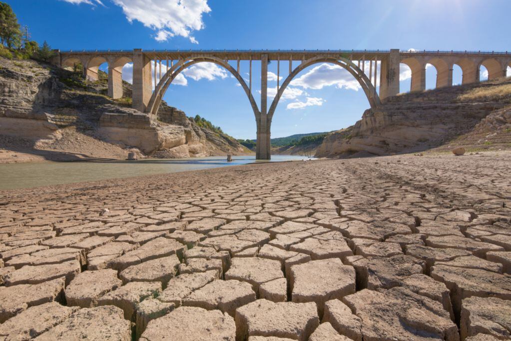 Sequía en embalse Entrepeñas, España.