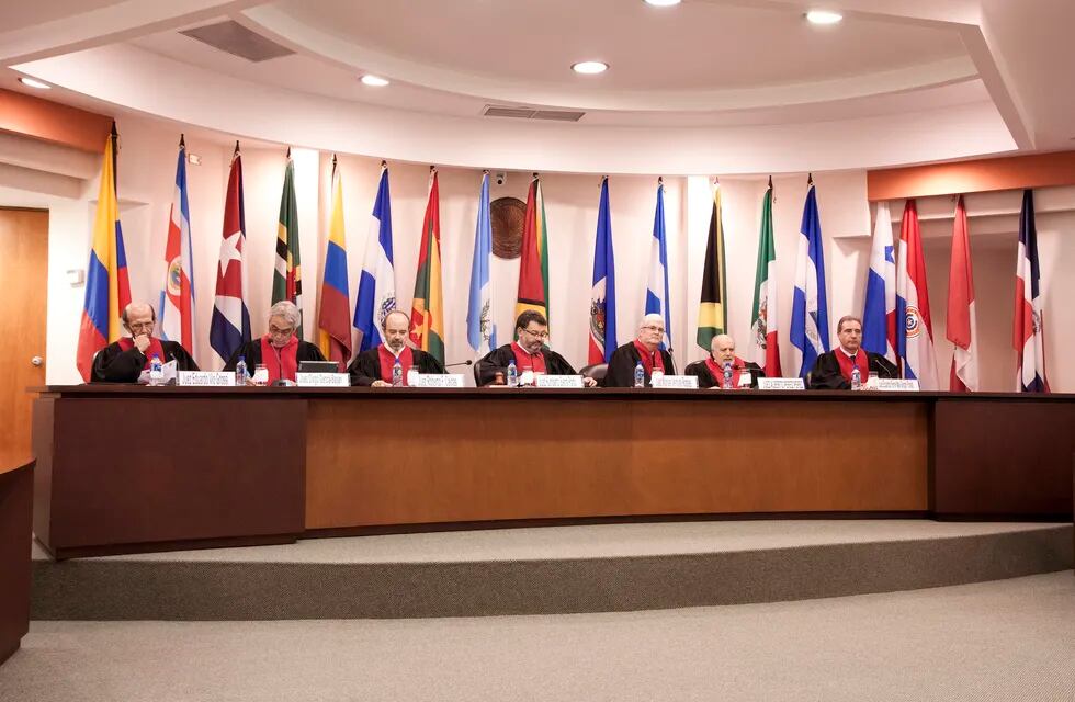 La Corte Interamericana está compuesta por siete jueces pertenecientes a países de la OEA. Es un reaseguro internacional para cuando un fallo judicial de los tribunales de los países miembros afecta derechos fundamentales.
