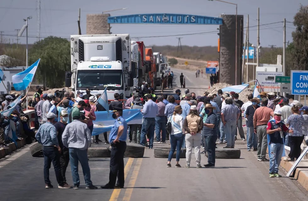 Cientos de productores se presentaron en Desaguadero para exigir un cambio en los controles de frontera. Foto: Ignacio Blanco / Los Andes