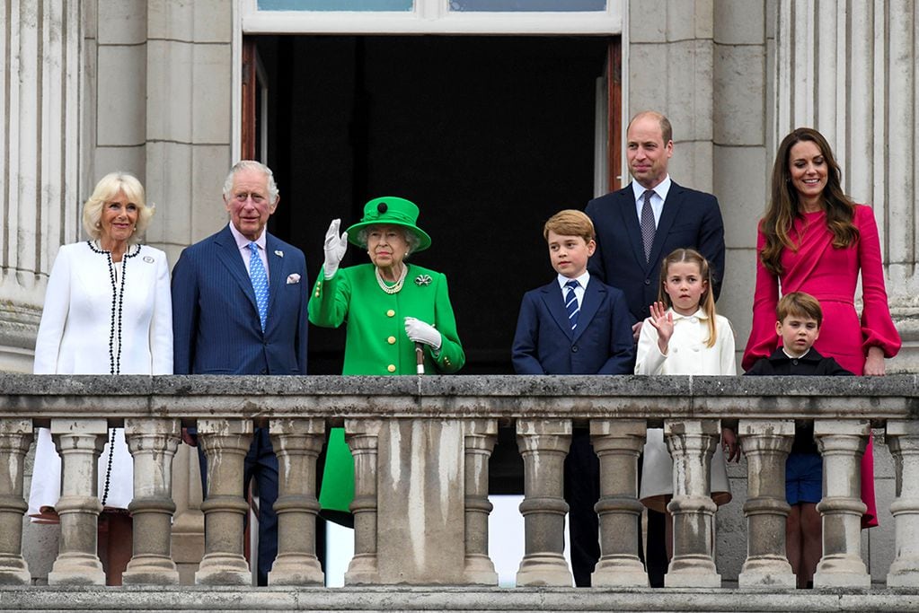 De izquierda a derecha, Camilla, duquesa de Cornualles, el príncipe Carlos, la reina Isabel II, el príncipe Jorge, el príncipe Guillermo, la princesa Carlota, el príncipe Luis y Kate, duquesa de Cambridge, de pie en el balcón, al final del concurso del Jubileo de Platino que se lleva a cabo afuera Palacio de Buckingham, en Londres. (AP)