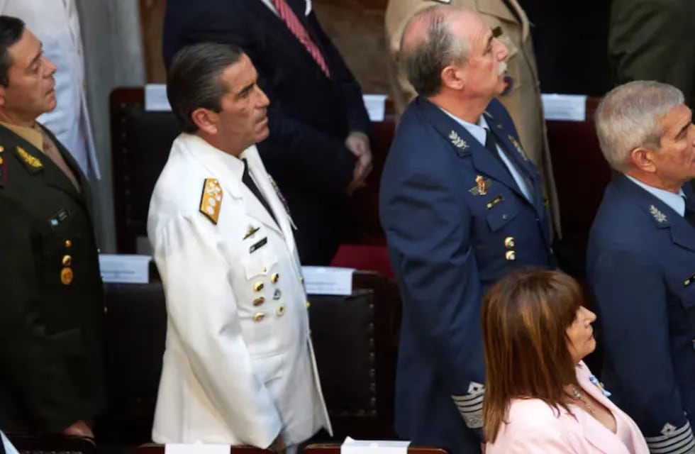 Patricia Bullrich y jefes militares, durante la inauguración del período de sesiones ordinarias del Congreso Nacional (La Nación)
