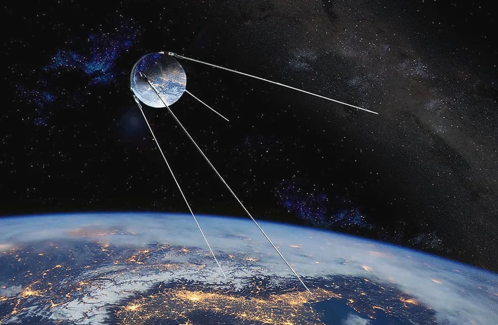 El satélite Sputnik I fue lanzado el 4 de octubre de 1957 por la URSS y fue el primero en estar en órbita.