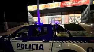 Río Cuarto: la Polícia frente al supermercado Muy Barato, que fue atacado por ladrones