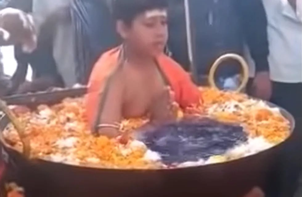 El nene aparece dentro de una olla de agua hirviendo que está colocada encima de una hoguera. Foto: Captura de video