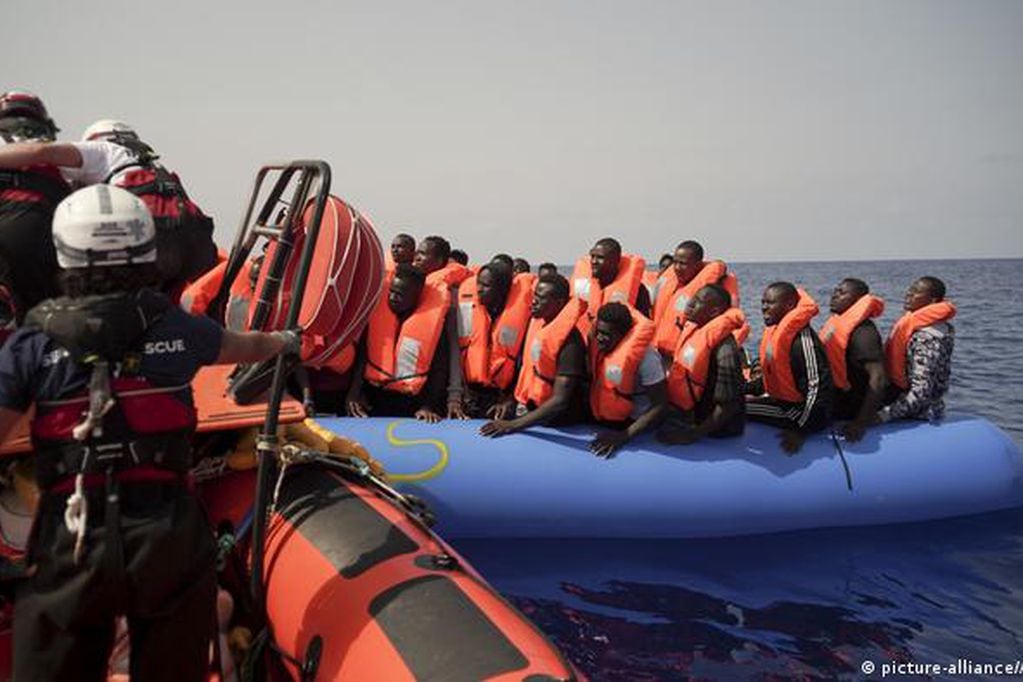 Migrantes en la costa de Túnez