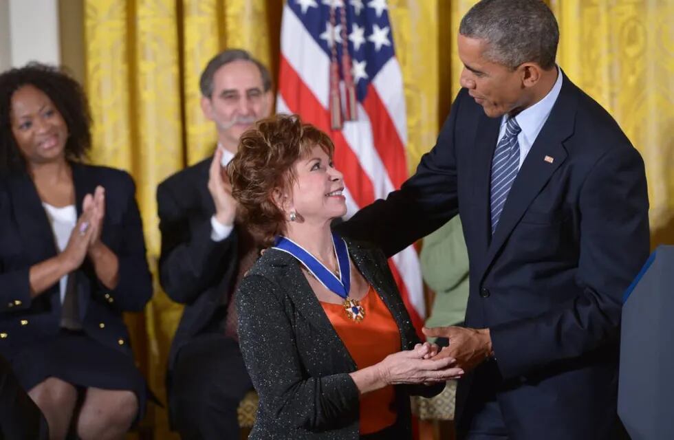 Obama entregó la Medalla de la Libertad a la escritora Isabel Allende
