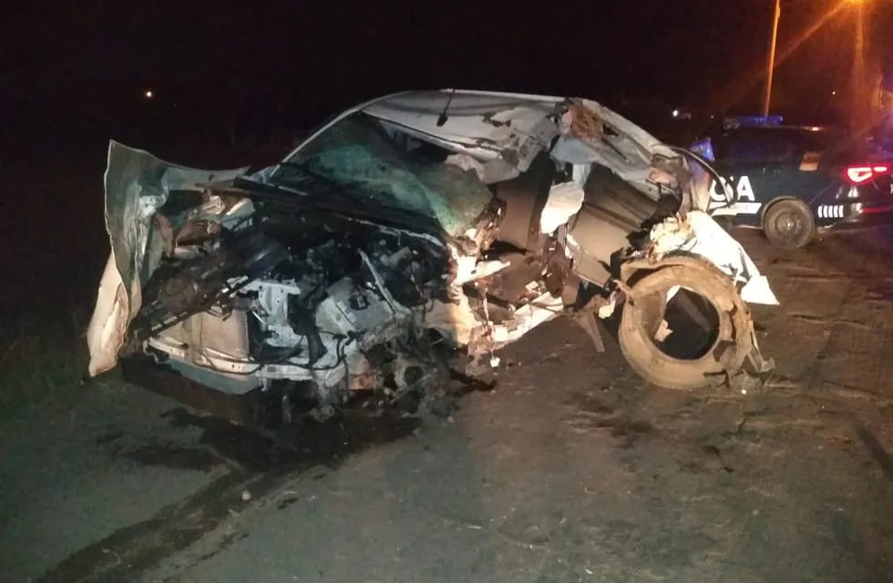 Así quedó la camioneta Toyota Hilux tras el choque contra un árbol en Maipú (Prensa Ministerio de Seguridad)