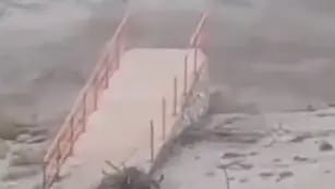 Catamarca. Un alud arrasó un puente peatonal y dejó aislada una localidad. (Captura de video)