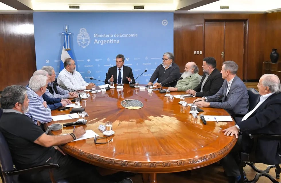 Sergio Massa se reunió con la CGT y representantes de movimientos sociales. Foto: prensa Economía
