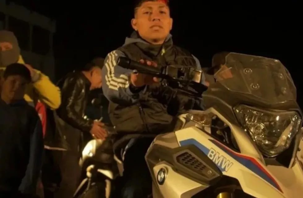 El cantante Chama, en la mira por una moto robada de 9 millones de pesos que apareció en su video.