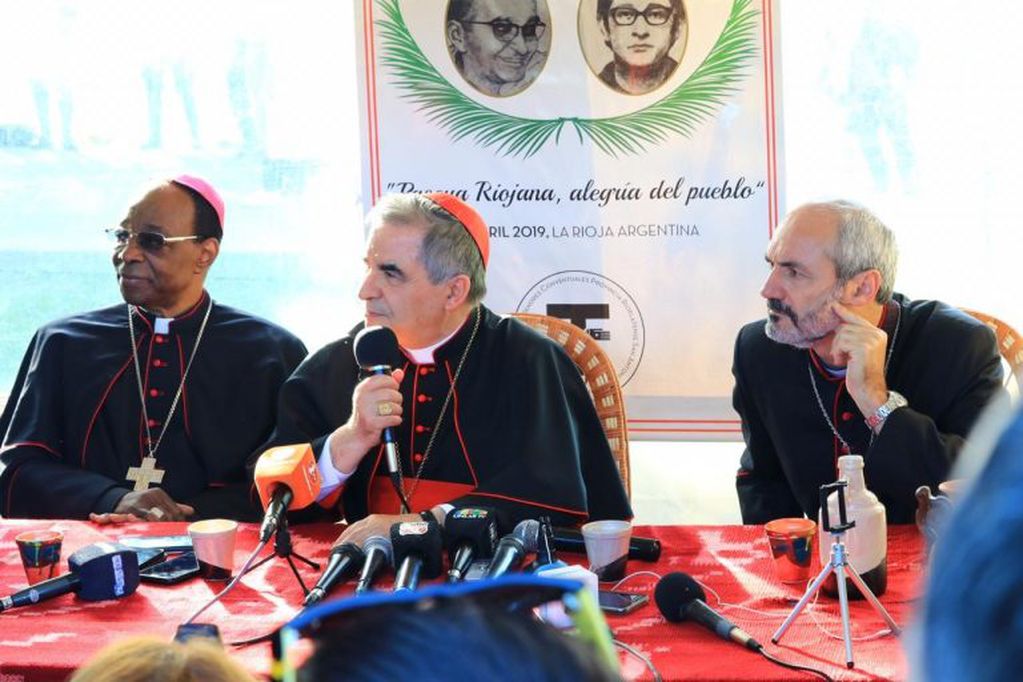 Cardenal Angelo Becciu junto a Leon Kalenga Badikebele y el obispo de La Rioja Dante Braida. 