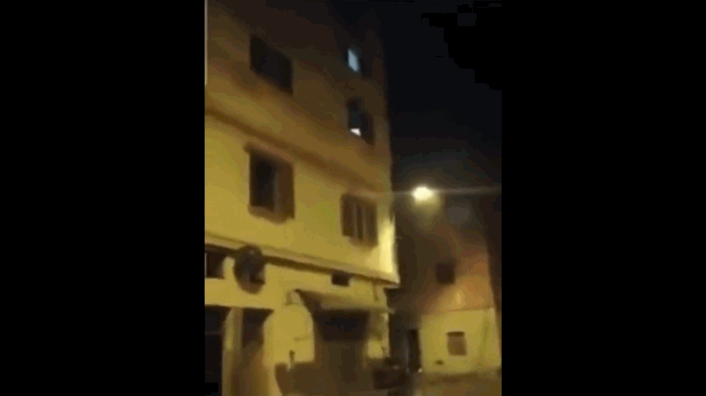 Terremoto en Marruecos. El momento en que se desloma un edificio.